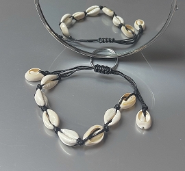 Bransoletka na czarnym sznurku z muszelek