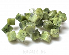 Nefryt kostki ukośne dziurki 0,8cm sznur 33cm- ONE007