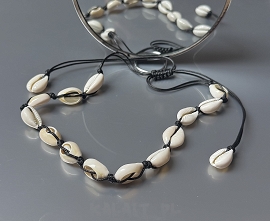 Naszyjnik z muszelek na sznurku